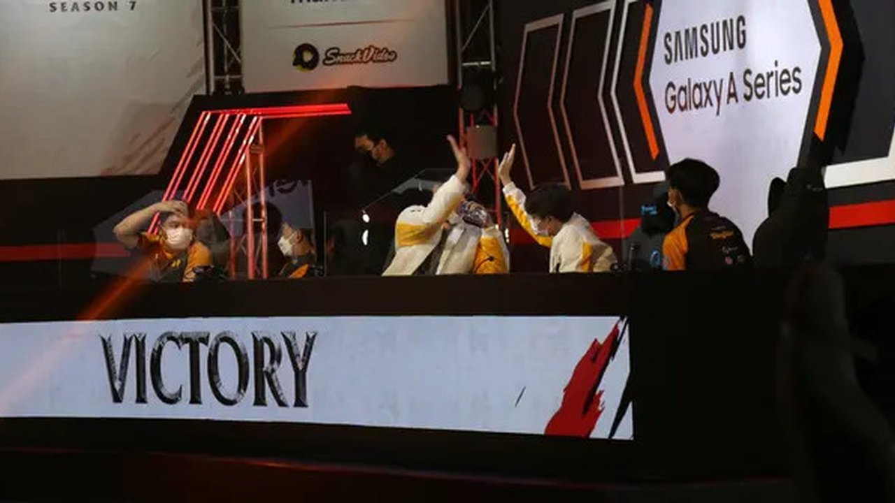 Para pemain RRQ Hoshi melakukan selebrasi usai menaklukkan Bigetron Alpha padak pekan ke-2 MPL Season 7.  (FOTO / MPL ID)