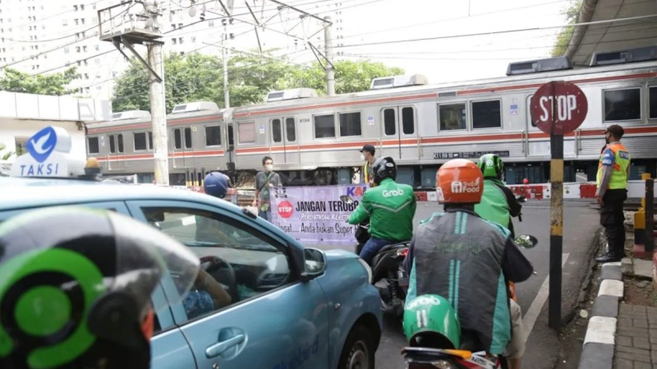 PT KAI Daop 1 Jakarta mencatat 75 kecelakaan kereta api hingga Mei 2025, meningkat dari tahun lalu; KAI mengintensifkan kampanye keselamatan dan mengingatkan sanksi hukum bagi pelanggar.