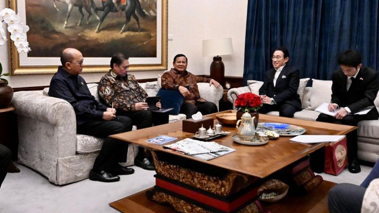 Mantan PM Jepang Fumio Kishida mengunjungi Menhan Prabowo Subianto di Jakarta, membahas kerja sama ekonomi, khususnya proyek AZEC dan investasi geothermal di Sumatera Barat.