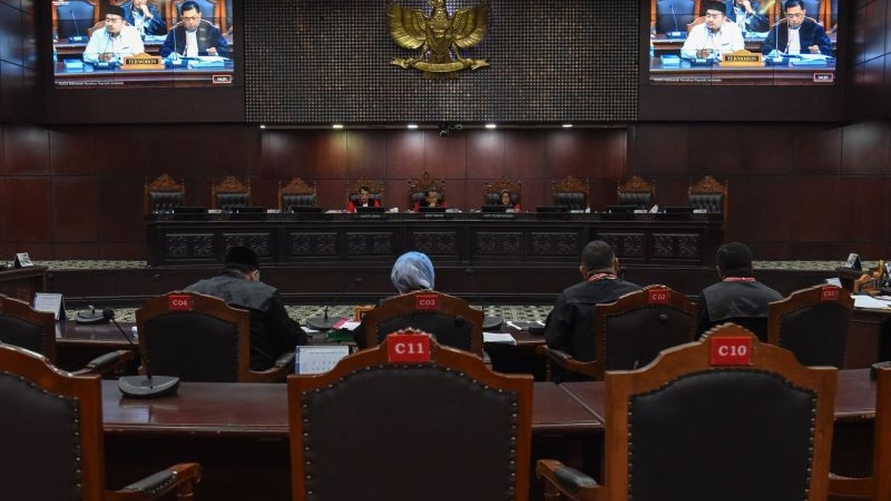 Mahkamah Konstitusi (MK) melanjutkan sengketa hasil PSU Pilkada Barito Utara dan Kepulauan Talaud ke tahap pembuktian, dengan dugaan kecurangan dan politik uang yang menjadi sorotan.