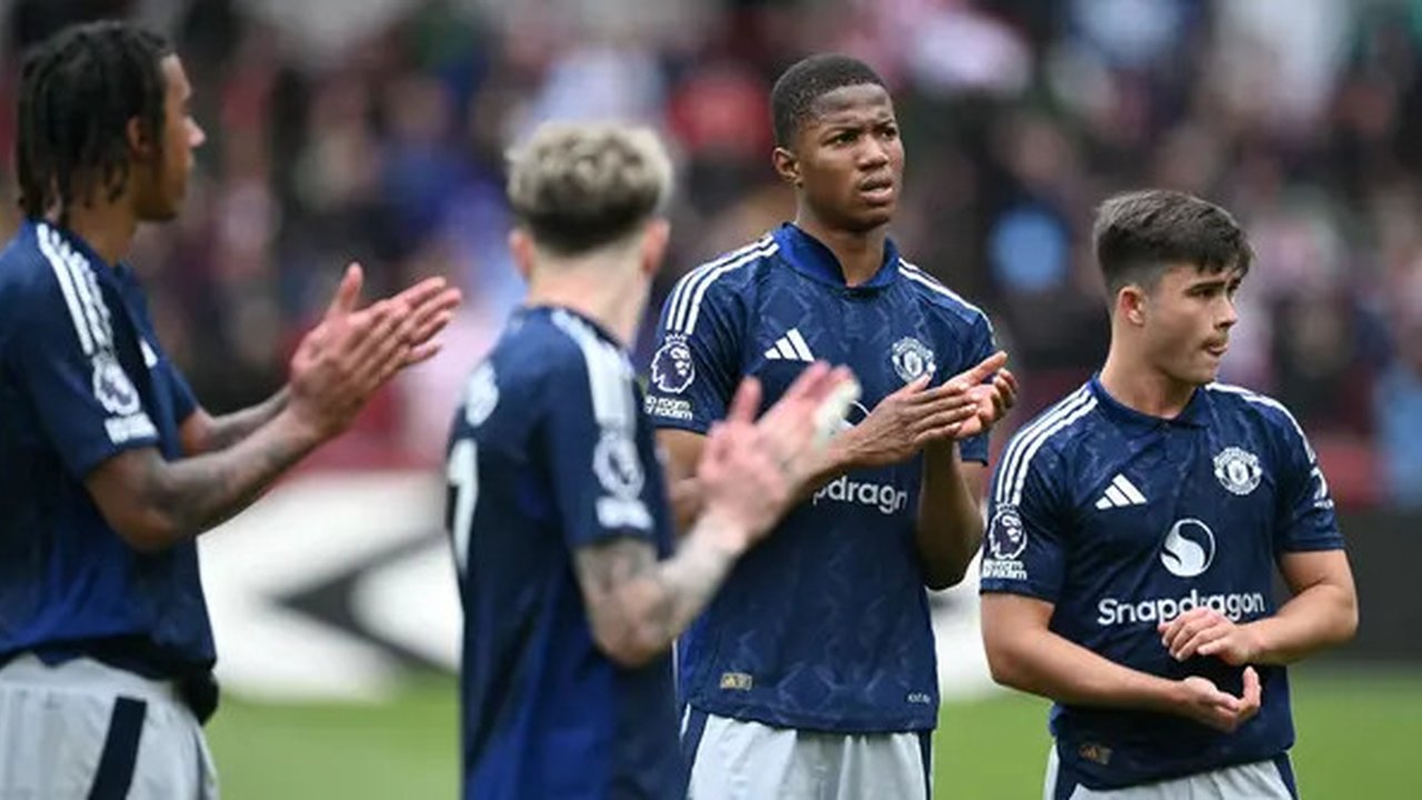 Raut kecewa para pemain Manchester United setelah laga lanjutan Liga Inggris 2024/2025 melawan Brentford di Gtech Community Stadium, London, Inggris, Minggu (04/05/2025) waktu setempat. (AFP/