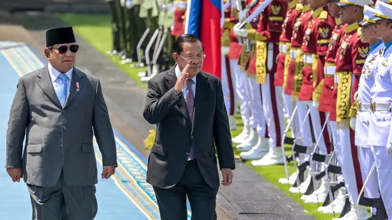 Prabowo sambut hangat Presiden Senat Kamboja.