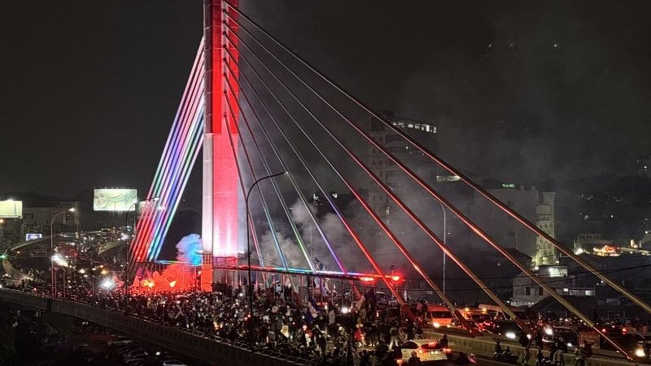 Ribuan Bobotoh tumpah ruah di Flyover Pasupati, Bandung, merayakan kemenangan Persib Bandung sebagai juara Liga 1 musim 2024/2025, setelah hasil imbang Persebaya dan Persik memastikan gelar back-to-back bagi Pangeran Biru.