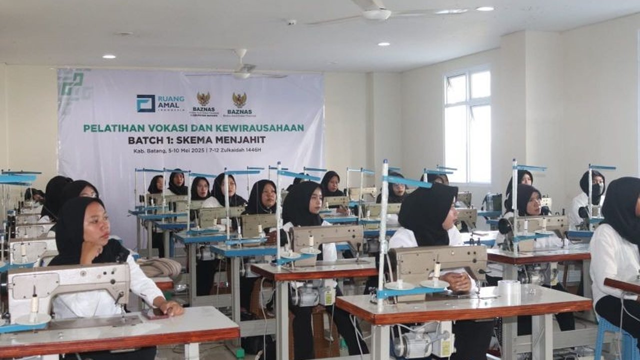 Baznas dan Ruang Amal Indonesia menggelar pelatihan vokasi bagi perempuan di Kawasan Industri Terpadu Batang (KITB) untuk meningkatkan keterampilan dan peluang kerja, serta mengurangi angka kemiskinan.