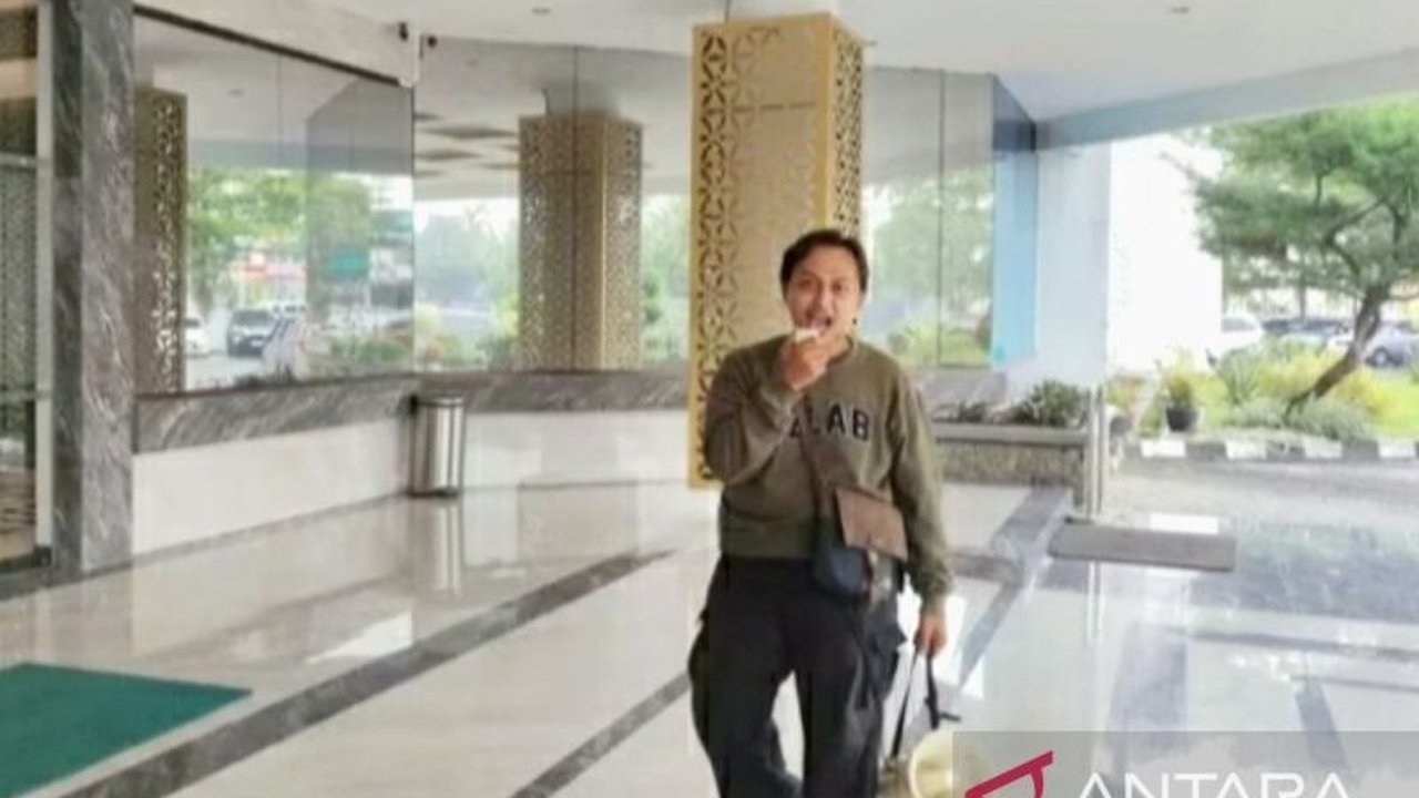 Edwin Septian, warga Karawang, berorasi di RSUD Karawang menuntut pertanggungjawaban atas meninggalnya bayinya diduga akibat kelalaian medis saat persalinan.