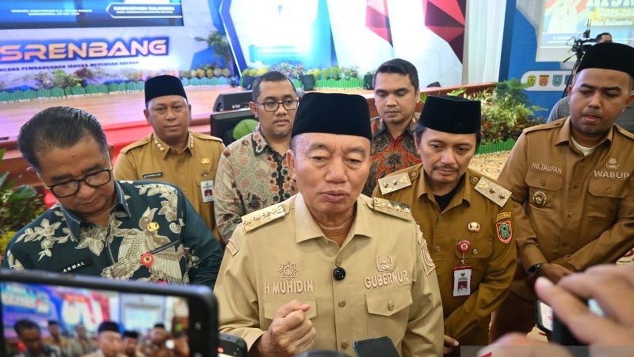 Gubernur Kalimantan Selatan, Muhidin, menginstruksikan renovasi gedung dan sarana sekolah rusak senilai Rp700 miliar, menanggapi kebijakan pusat yang menghapus anggaran MBG dan meminta daerah memaksimalkan dana untuk perbaikan sekolah.