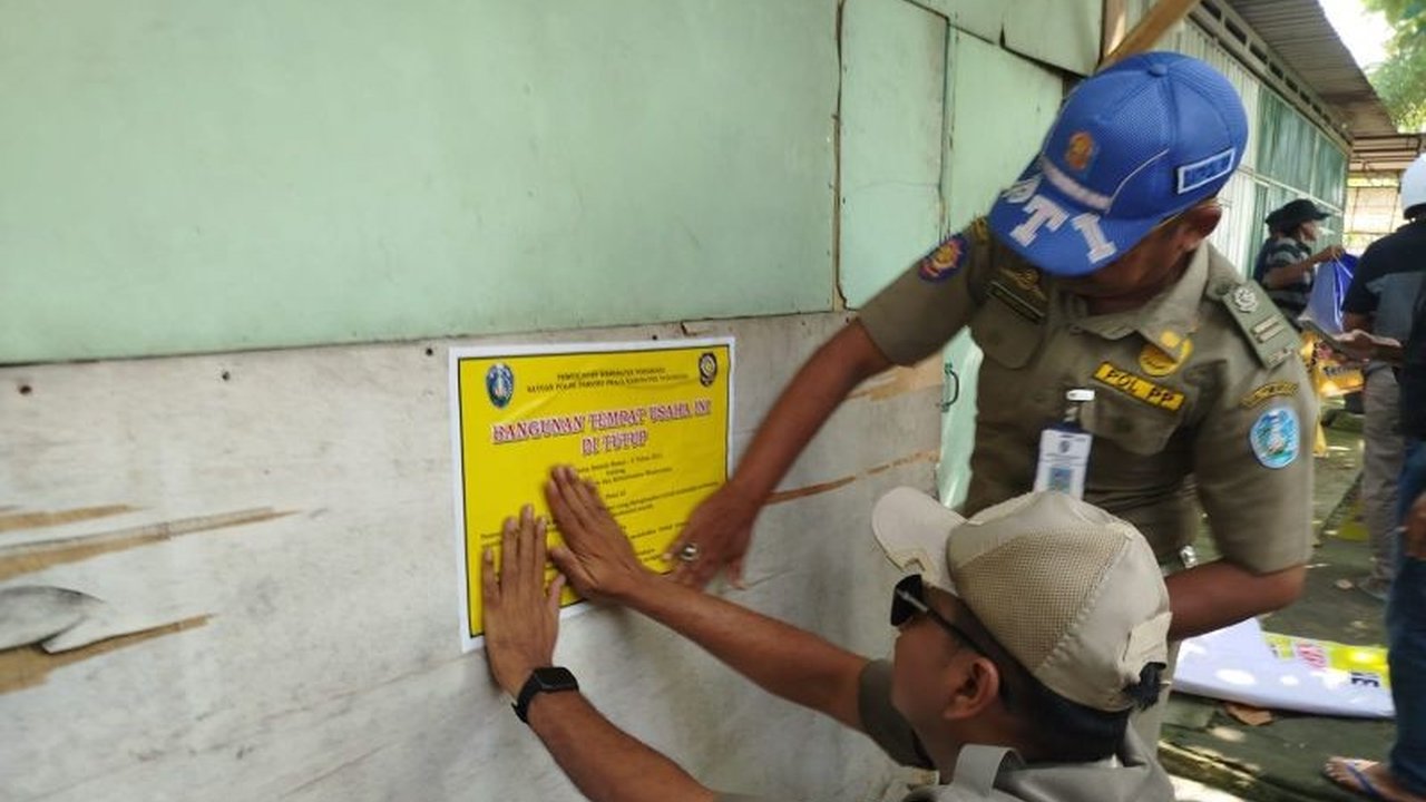 Satpol PP Ponorogo menyegel 14 kedai kopi yang diduga menjadi tempat prostitusi terselubung di Desa Demangan, Kecamatan Siman, menyusul temuan kasus HIV di kalangan pekerja.