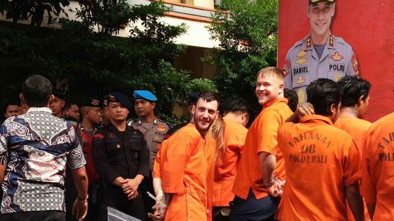 Tiga warga negara Inggris, termasuk sepasang kekasih, dilimpahkan ke Kejari Badung Bali atas tuduhan penyelundupan kokain seberat lebih dari satu kilogram.