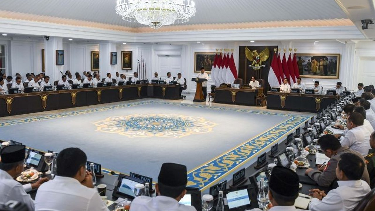 Presiden Prabowo Subianto berkomitmen menyelesaikan masalah utang rakyat kecil yang masih ditagih bank, meskipun langkah ini berisiko dan membutuhkan pengendalian APBN yang ketat.