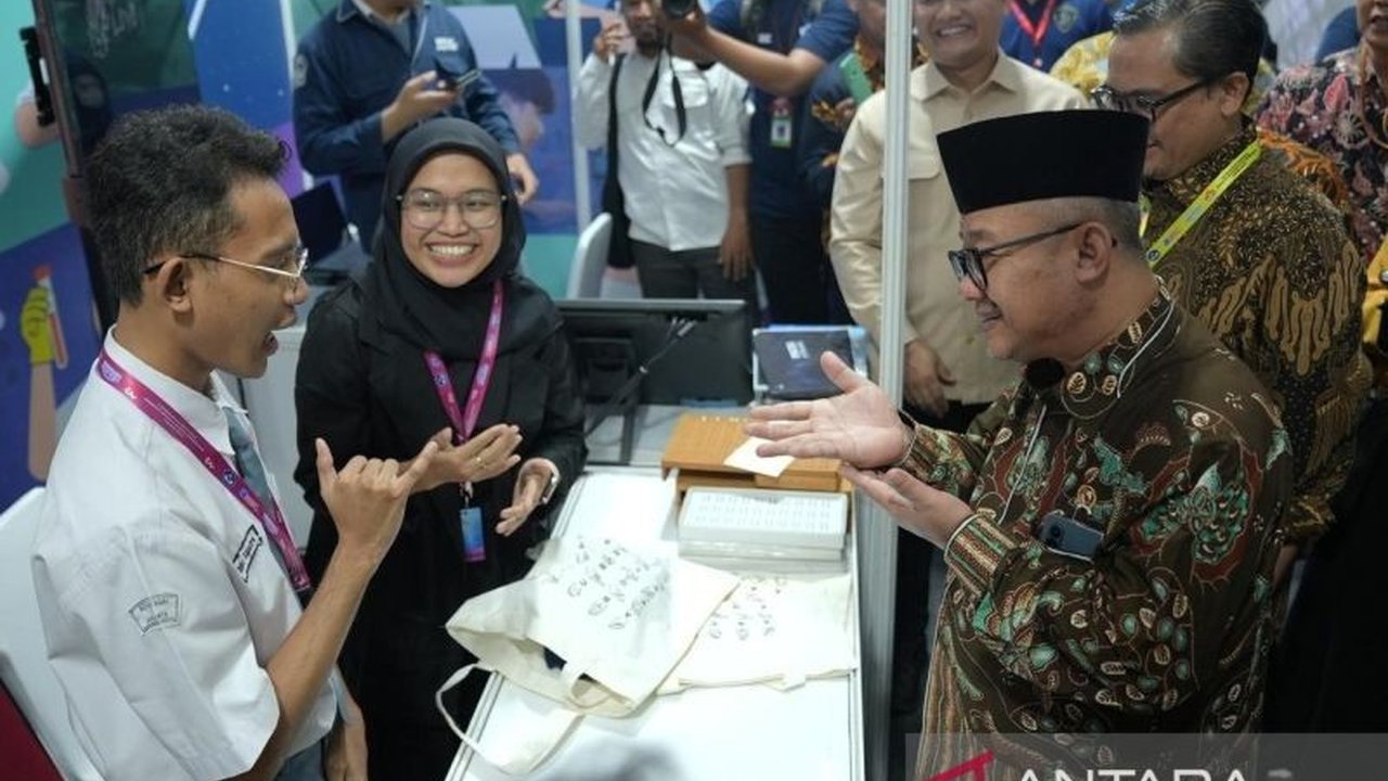 Juru bahasa isyarat (JBI) Ratih Dwi menjelaskan alasan penggunaan pakaian gelap saat bertugas, yaitu untuk meminimalisir gangguan visual bagi teman tuli agar fokus pada bahasa isyarat.