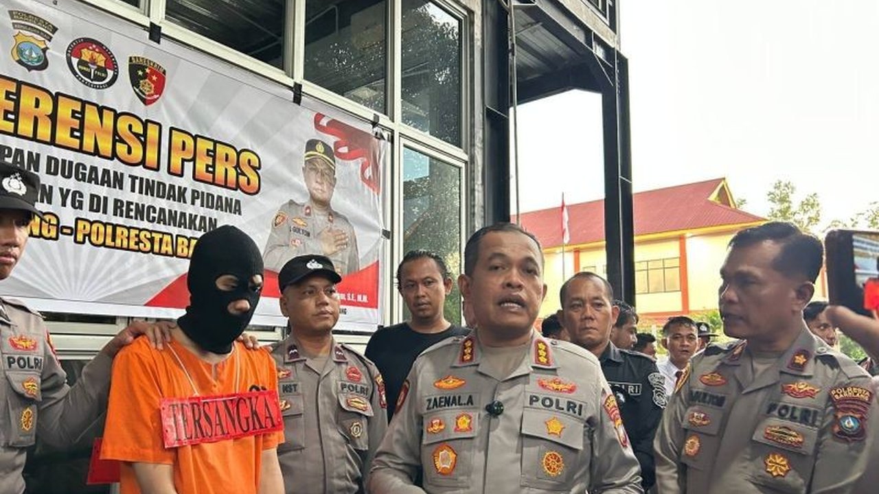 Seorang pegawai honorer di Batam membunuh rekan kerjanya karena sakit hati akibat sering dibully; tersangka menusuk korban tiga kali hingga tewas.
