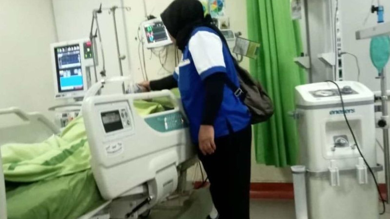 Sainuddin Tulo (71), calon haji asal Bantaeng, meninggal dunia sehari sebelum keberangkatan ke Arab Saudi karena sesak napas, meninggalkan duka mendalam bagi keluarga dan jemaah lainnya.