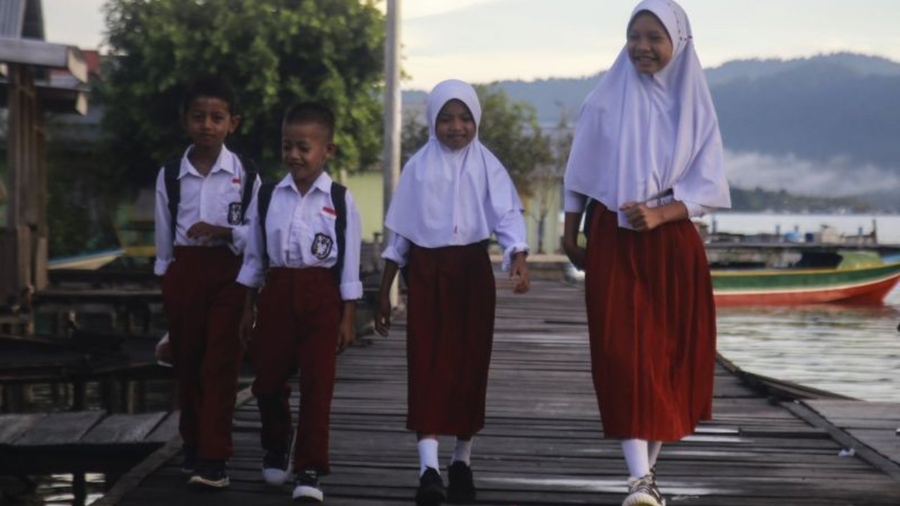 Komisi Perlindungan Anak Indonesia (KPAI) mengungkapkan akses dan sebaran pendidikan yang tidak merata sebagai faktor utama tingginya angka anak tidak sekolah di Indonesia, terutama di daerah terpencil seperti Cianjur dan Bone.