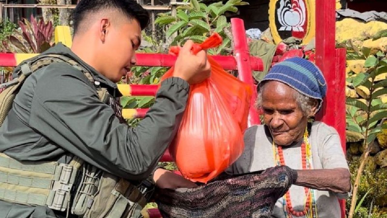 Satgas Humas Operasi Damai Cartenz 2025 menebar sembako di Kampung Kulirik, Kabupaten Puncak Jaya, Papua Tengah, sebagai wujud kepedulian dan pendekatan persuasif kepada warga.