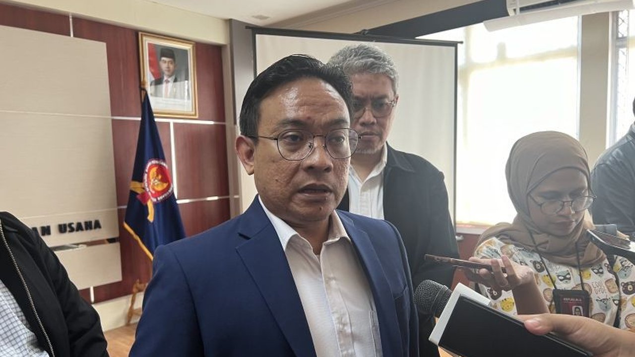 KPPU memperingatkan potensi tekanan besar pada UMKM dan industri padat karya di Indonesia jika pemerintah menghapus kuota impor, mengancam produksi domestik dan lapangan kerja.