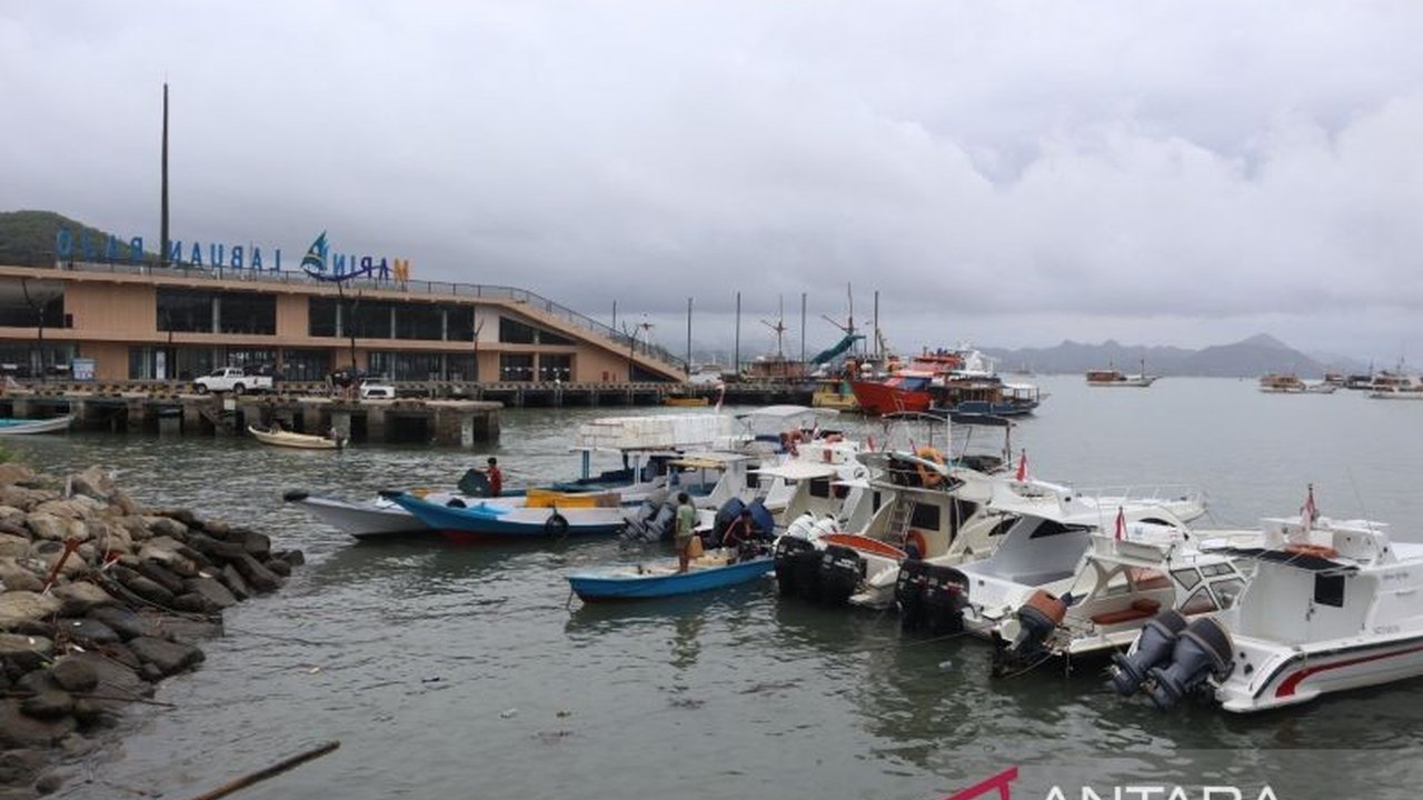 BMKG Manggarai Barat mengimbau nelayan meningkatkan kewaspadaan terhadap angin kencang dan gelombang tinggi yang dapat terjadi tiba-tiba akibat awan Cumulonimbus.