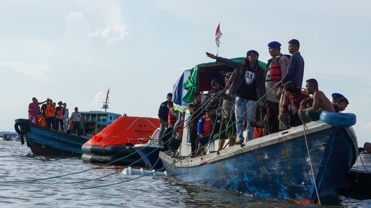 Kapal feri Muchlisa tenggelam di perairan Penajam Paser Utara, Kalimantan Timur, Senin (5/5), menewaskan dua orang kru yang masih terjebak di dalam kapal, sementara 40 penumpang dan kru lainnya berhasil diselamatkan.