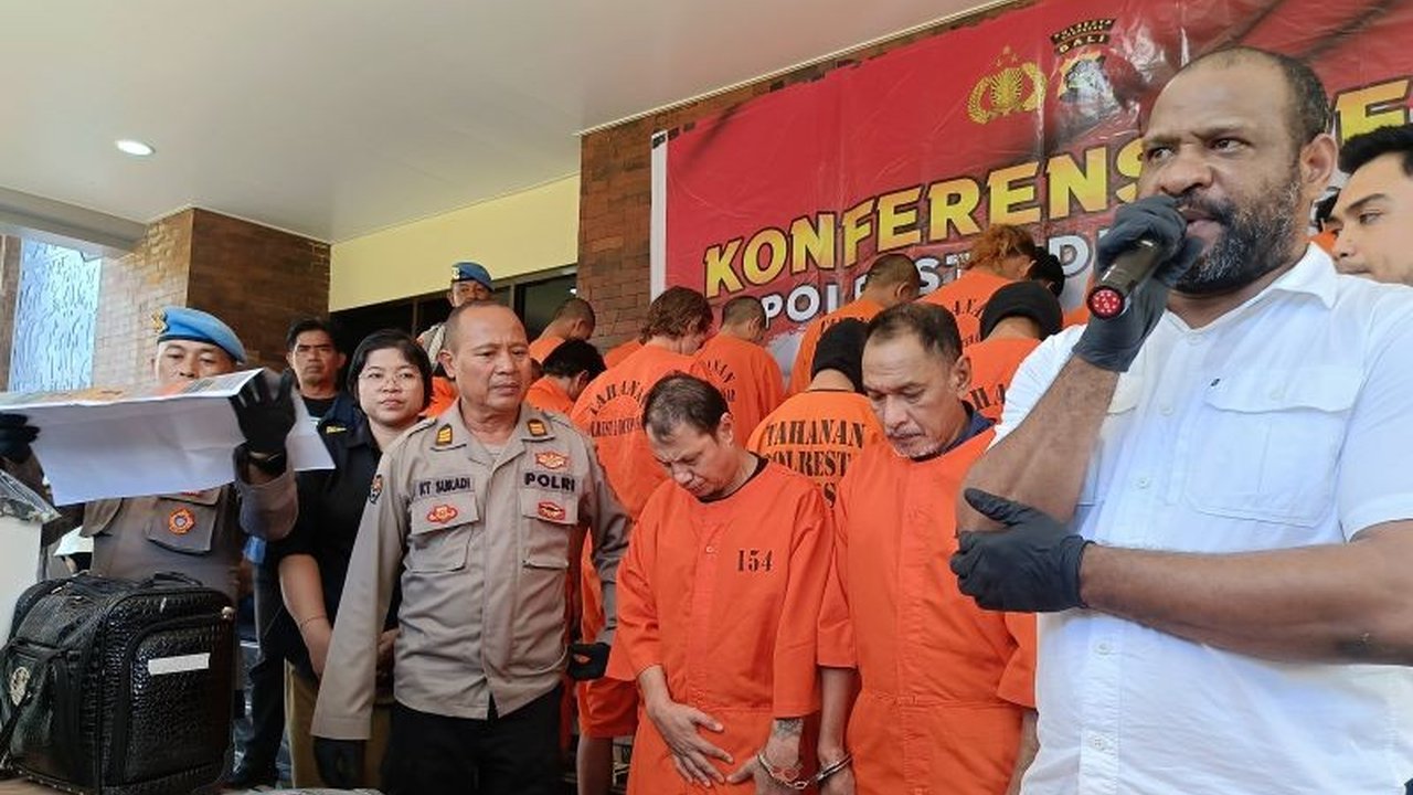 Polresta Denpasar berhasil mengungkap sindikat pembobolan ATM dengan modus ganjal kartu, dua pelaku asal Jawa Barat ditangkap dan telah mengambil uang korban lebih dari Rp100 juta.