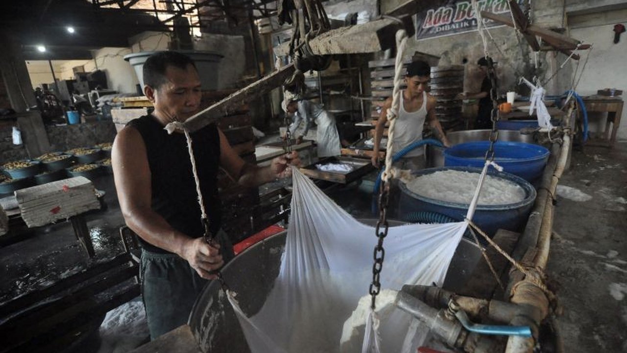 Penyaluran Kredit Usaha Rakyat (KUR) di Bengkulu hingga April 2025 mencapai Rp1,24 triliun, menjangkau 17.224 debitur dan mendorong pertumbuhan ekonomi UMKM di Provinsi Bengkulu.