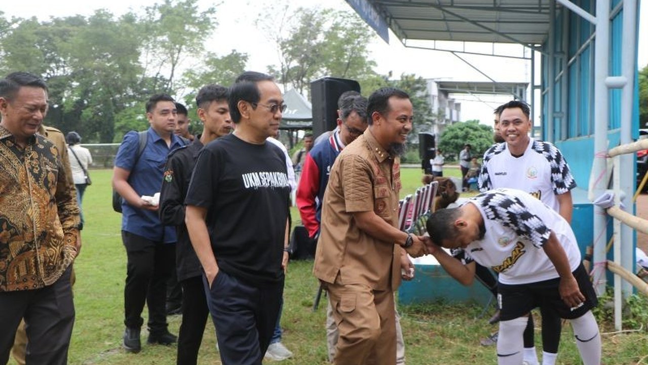 Gubernur Sulawesi Selatan, Andi Sudirman Sulaiman, berharap kompetisi olahraga berkelanjutan dapat menciptakan talenta muda yang siap memasuki industri olahraga profesional, seperti yang terlihat pada Unhas Cup 2025.