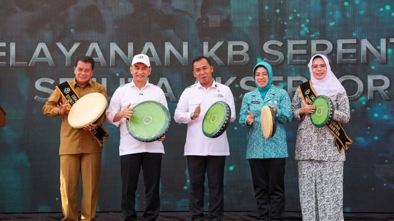 Ketua TP PKK Banten, Tinawati Andra Soni, menekankan peran krusial bidan dalam edukasi masyarakat dan kolaborasi dengan kader PKK serta Posyandu untuk keberhasilan program KB di Provinsi Banten.