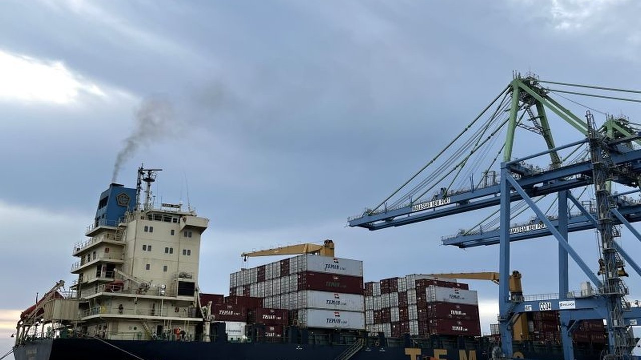 Terminal Petikemas New Makassar (TPKNM) ditargetkan menjadi pusat pelabuhan utama domestik Indonesia Timur dan internasional, menunjang peningkatan ekspor-impor komoditas unggulan Sulawesi Selatan.