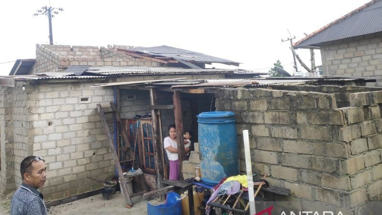 Hujan deras disertai angin kencang di Desa Kelabat, Bangka Barat, menyebabkan kerusakan pada sembilan rumah warga pada Senin siang, 5 Mei 2024; tidak ada korban jiwa.