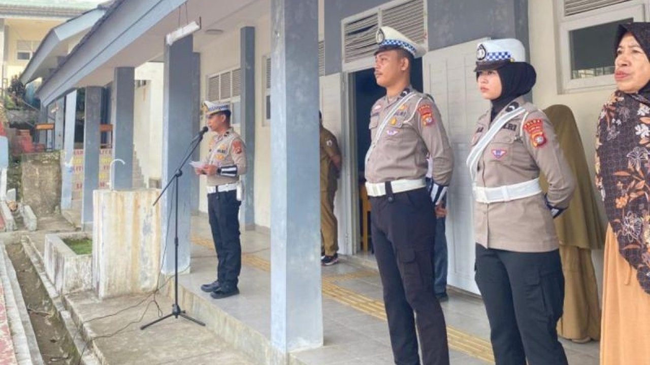 Direktorat Lalu Lintas Polda Sulawesi Barat memberikan edukasi dan buku panduan tertib berlalu lintas kepada siswa dan guru SMA Negeri 2 Mamuju untuk menciptakan generasi muda yang sadar keselamatan di jalan raya.