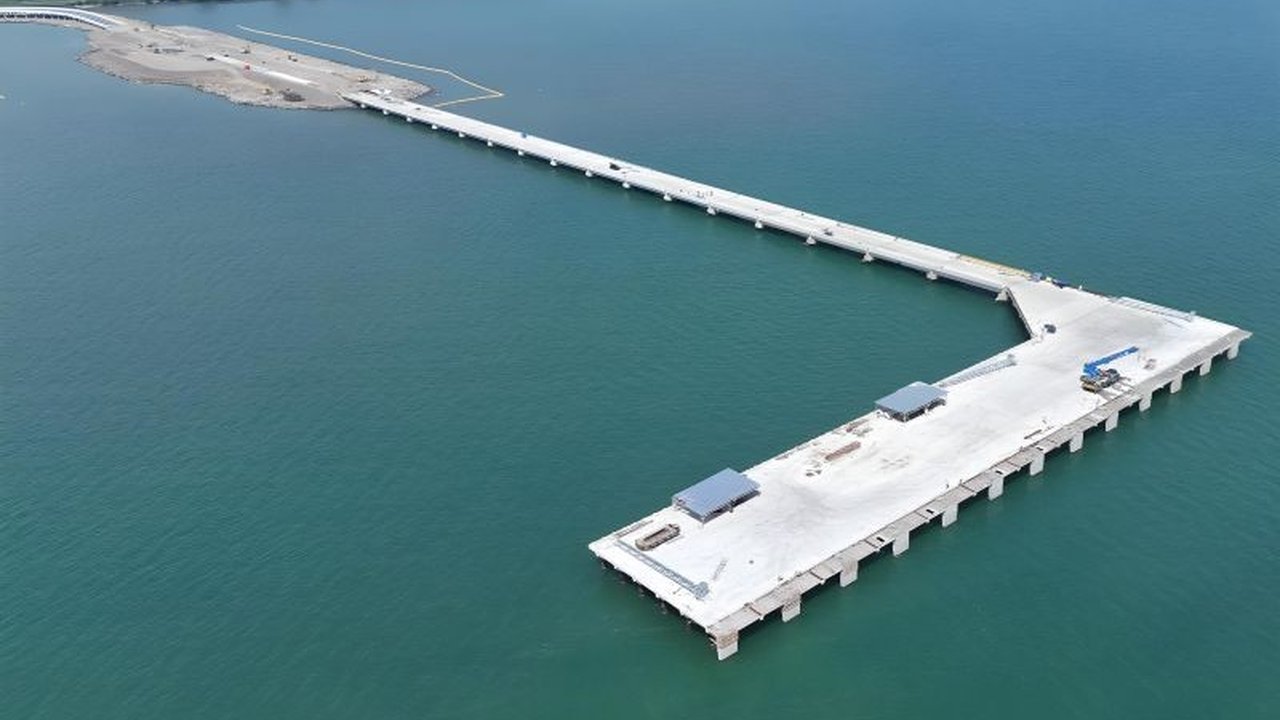 Pelindo Regional 3 melaporkan progres pembangunan Terminal Multipurpose Batang di Jawa Tengah telah mencapai 76 persen, ditargetkan selesai tahap pertama pada tahun ini.