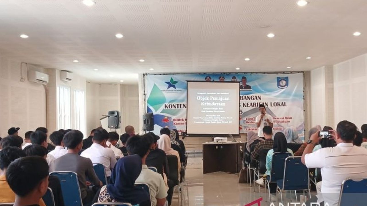 Pemkab Bangka Barat melatih 60 pelajar, pegiat literasi, dan warga untuk menulis berbasis budaya lokal guna menghasilkan buku antologi dan melestarikan kearifan lokal.