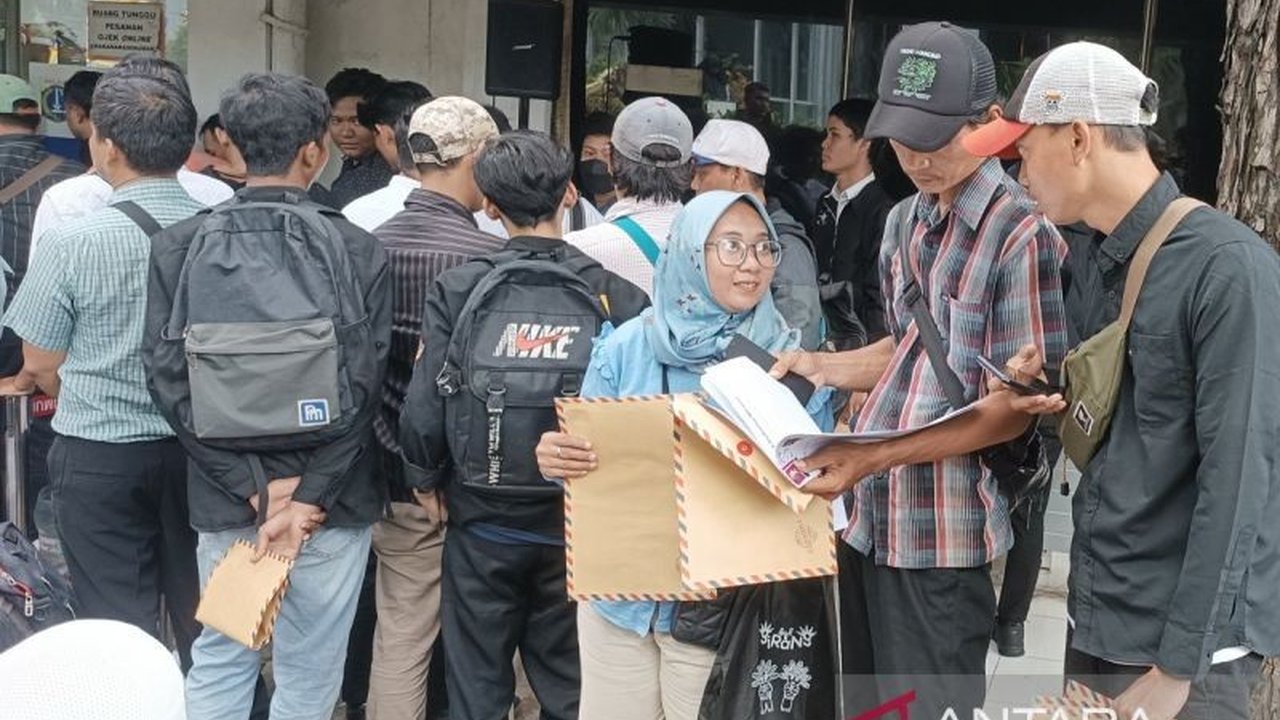 BPS DKI Jakarta mencatat peningkatan jumlah pengangguran di Februari 2025 menjadi 338 ribu orang, meningkat 10,8 ribu dibandingkan tahun sebelumnya, dengan tingkat pengangguran terbuka mencapai 6,18 persen.
