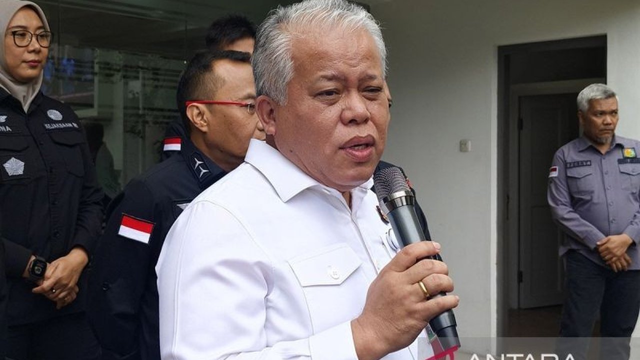 Kejaksaan Agung mengkaji UU BUMN baru yang menyatakan direksi dan komisaris BUMN bukan penyelenggara negara, namun penegakan hukum atas kasus korupsi tetap berjalan.