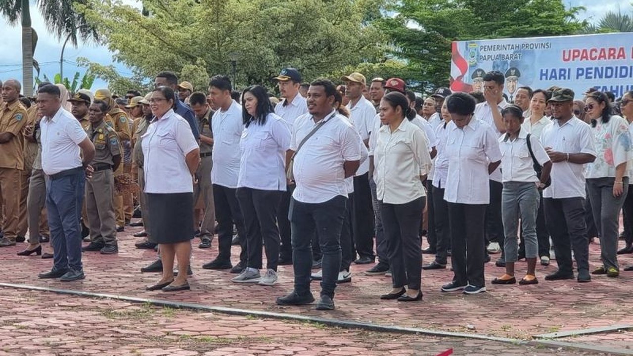 Pemerintah Provinsi Papua Barat memberikan waktu lima hari kepada 1.002 tenaga honorer untuk melengkapi berkas calon ASN, dengan ancaman gugur jika terlambat atau berkas tidak lengkap.
