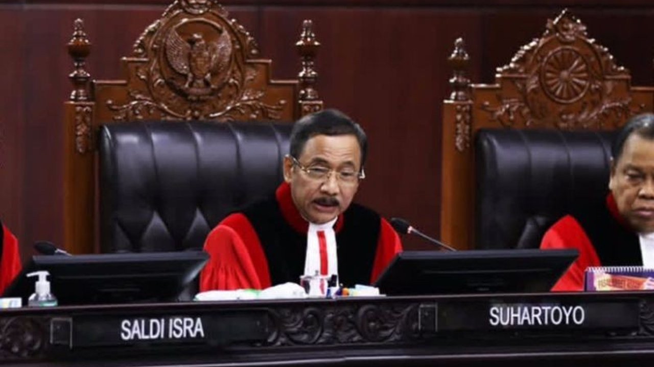 Mahkamah Konstitusi menolak permohonan Perselisihan Hasil Pemilihan Umum (PHPU) pasangan Amus-Hamsah, sehingga Ikram Umasugi-Sudarmo ditetapkan sebagai Bupati dan Wakil Bupati Buru Selatan terpilih.