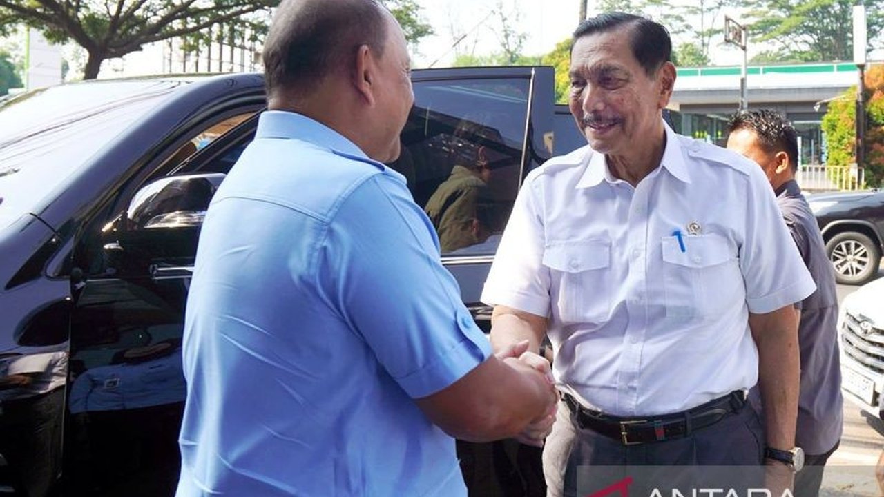 Mantan Menko Kemaritiman Luhut Binsar Pandjaitan membantah kabar Presiden Prabowo menegur Panglima TNI terkait mutasi Letjen Kunto, anak Try Sutrisno, dan menegaskan mutasi di tubuh TNI adalah hal biasa.