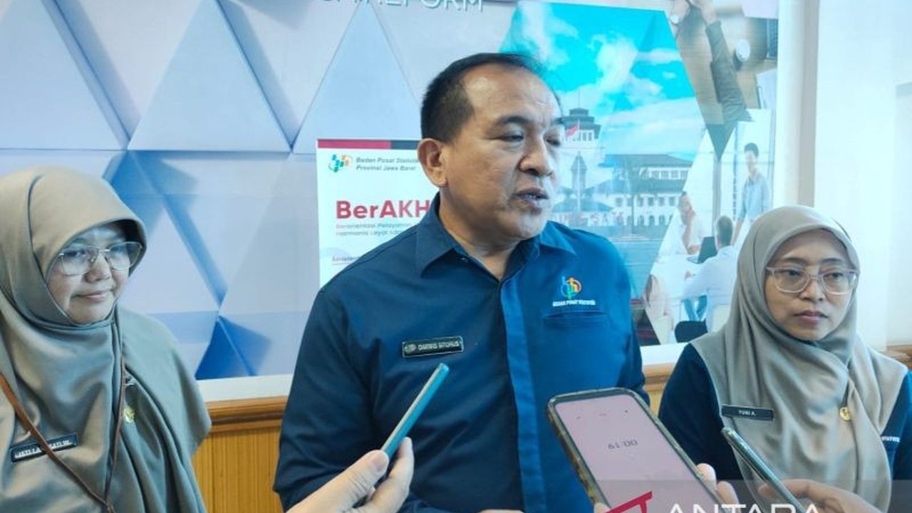 Badan Pusat Statistik (BPS) Jawa Barat mencatat peningkatan pengangguran sebesar 1,04 persen di Februari 2025, dengan kemungkinan penyebab utamanya adalah Pemutusan Hubungan Kerja (PHK).