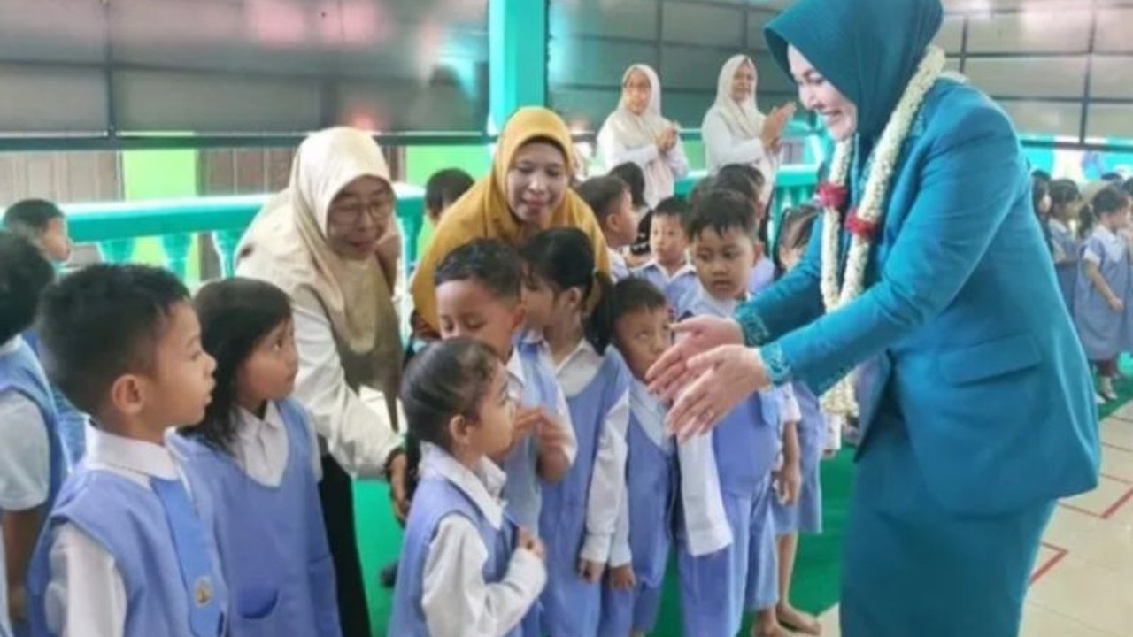 Pemkab Tanah Laut, melalui Ketua TP PKK, menekankan pentingnya pendidikan karakter dan etika di PAUD sebagai pondasi utama sebelum ilmu pengetahuan, guna menghadapi tantangan era digital.