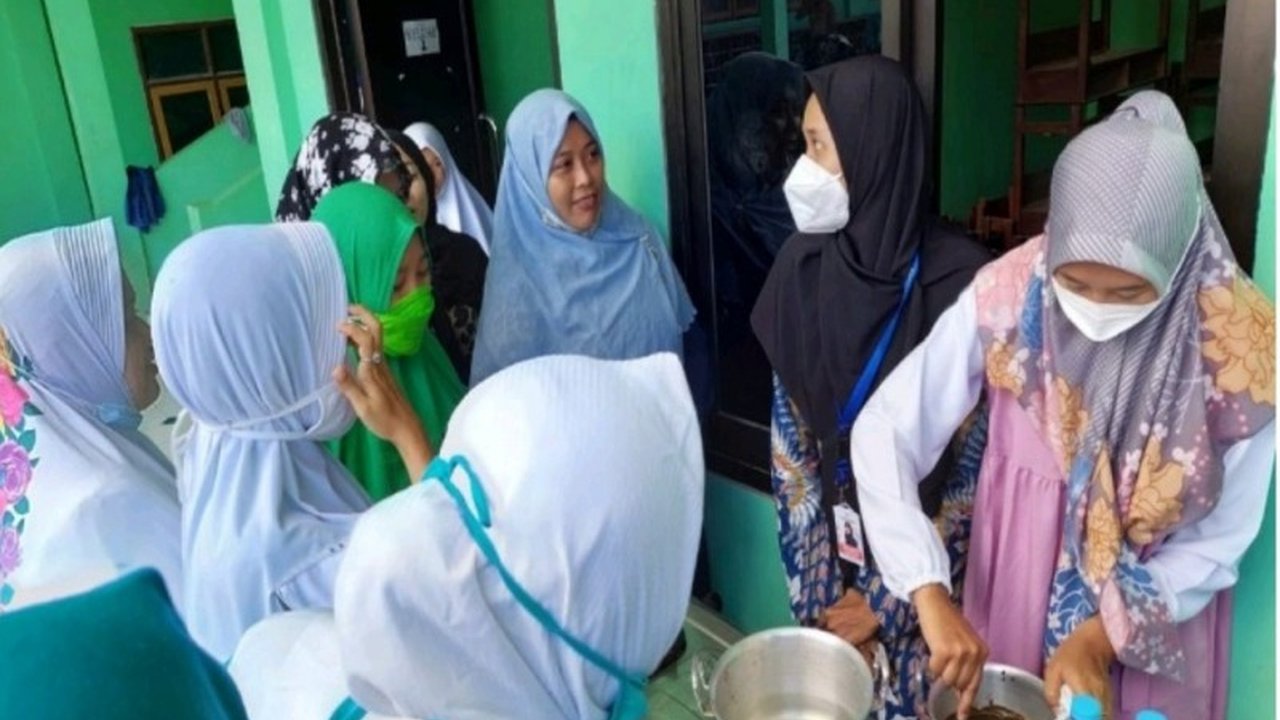 Pemerintah Kabupaten Bangkalan memberikan bantuan modal usaha senilai Rp4,5 miliar kepada 400 pelaku IKM melalui program DBHCHT 2025 untuk mendorong pertumbuhan ekonomi lokal.