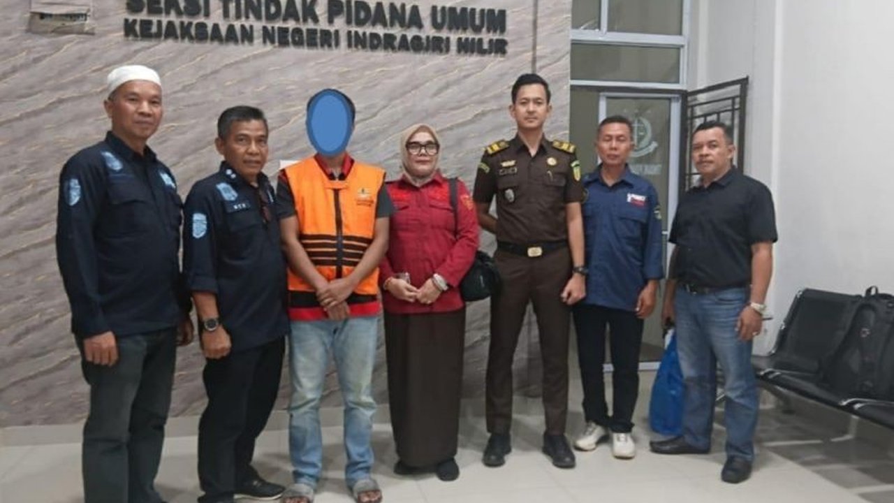 Balai Gakkum Kehutanan Wilayah Sumatera serahkan tersangka dan barang bukti 31,2 kg sisik trenggiling ke Kejaksaan Negeri Tembilahan untuk diproses hukum lebih lanjut.