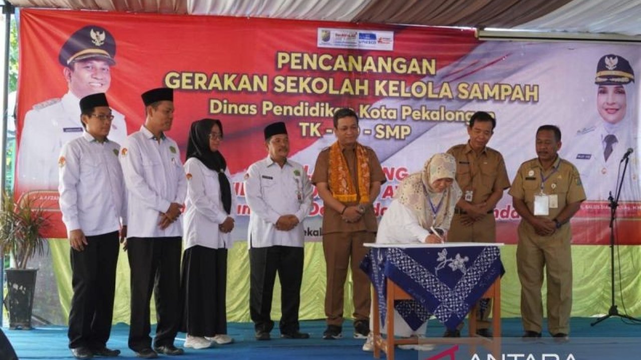 Pemerintah Kota Pekalongan meluncurkan kampanye pengelolaan sampah mandiri di sekolah-sekolah tingkat TK hingga SMP, guna menanamkan kesadaran lingkungan sejak dini dan mengurangi dampak sampah.
