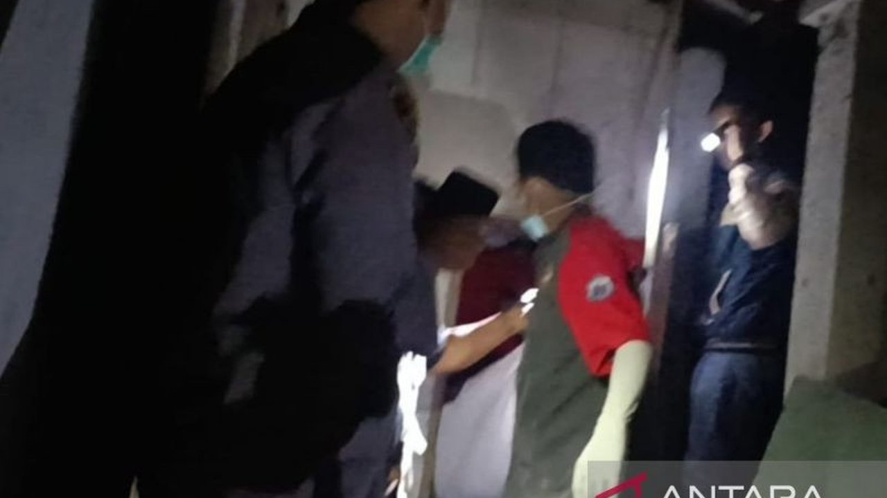 Penemuan kerangka mayat pria di bangunan kosong di Cilaku, Cianjur, menggegerkan warga; polisi masih menyelidiki penyebab kematian dan identitas korban.