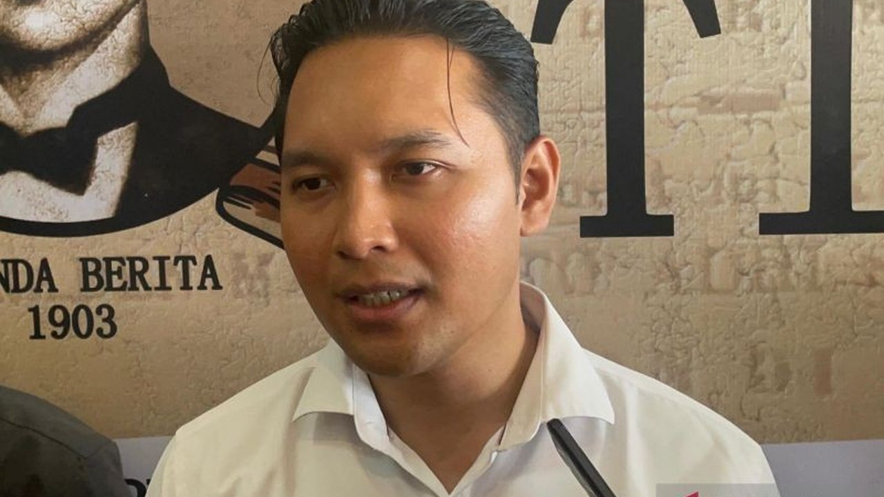 30 siswa SMP di Cianjur mengikuti program pembinaan di barak militer untuk mengatasi masalah kenakalan remaja seperti tawuran, kekerasan, dan penyalahgunaan narkoba, dengan dukungan penuh dari orang tua dan kerjasama pemerintah daerah.