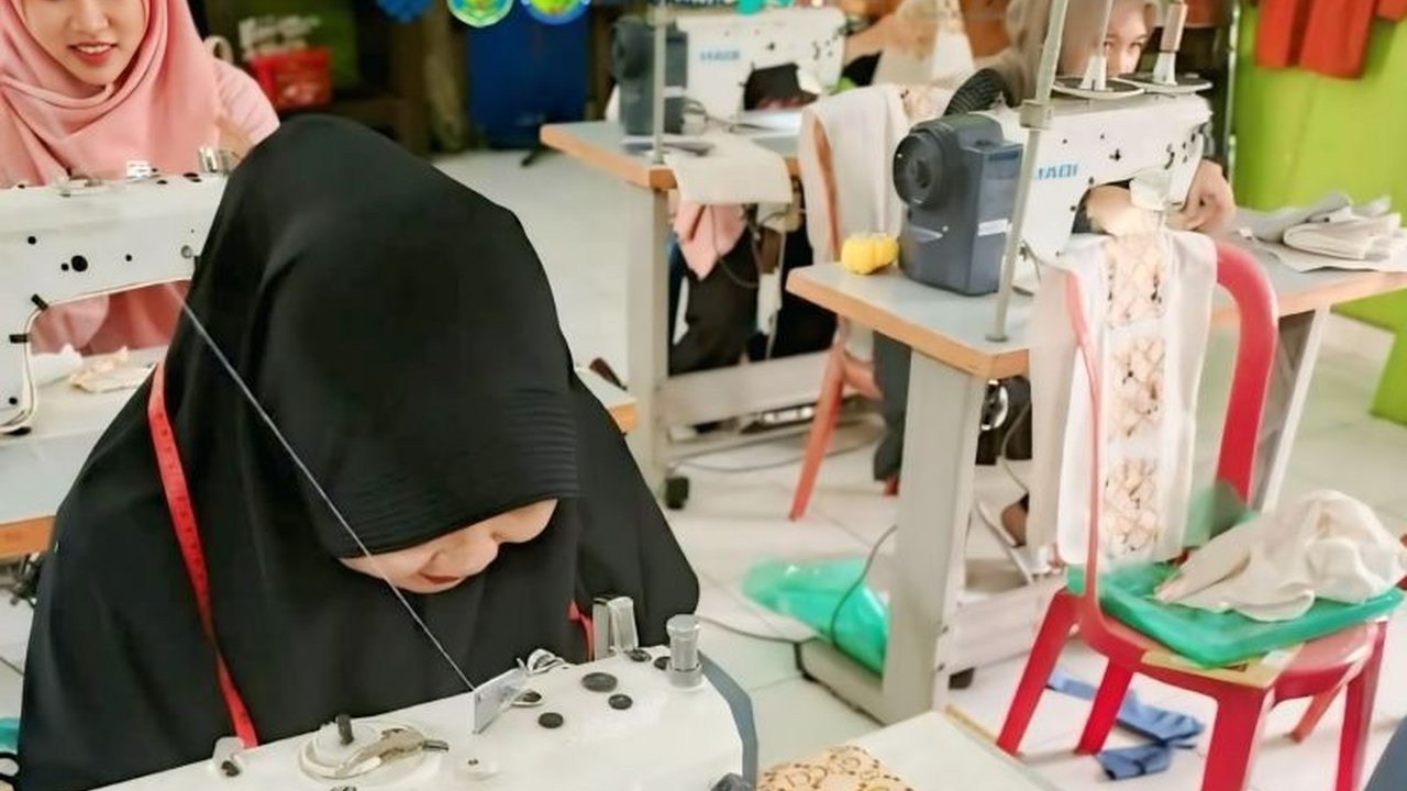 Pemerintah Kabupaten OKU berhasil menurunkan angka pengangguran melalui pelatihan berbasis kompetensi yang membekali peserta dengan keterampilan wirausaha dan sertifikasi BNSP.