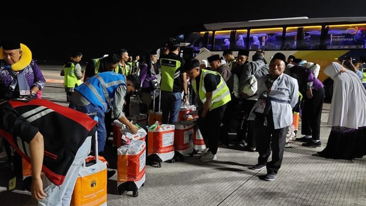 Sebanyak 391 calon haji kloter 4 asal Lombok Timur diberangkatkan ke Tanah Suci melalui Bandara Internasional Lombok pada 5 Mei 2025, menandai keberangkatan gelombang pertama jamaah haji NTB.