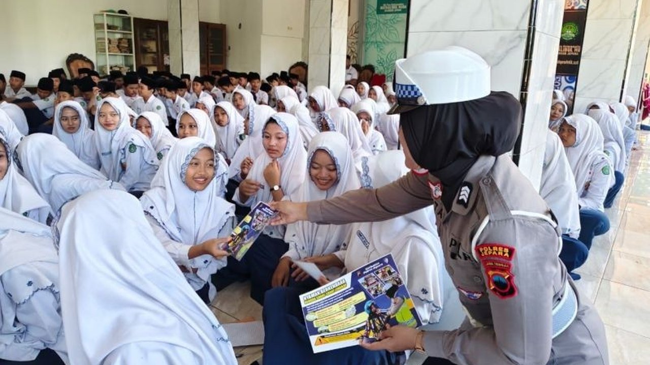 Polres Jepara mencegah konvoi kelulusan siswa dengan program 'Police Goes to School', memberikan edukasi tertib berlalu lintas dan bahaya narkoba di MTs Mathalibul Huda.