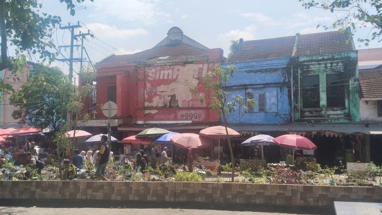 Satpol PP Kota Palembang diterjunkan untuk merapikan Pasar 16 Ilir, guna mempercantik wajah kota dan meningkatkan kenyamanan wisatawan, sesuai instruksi Wali Kota Palembang.