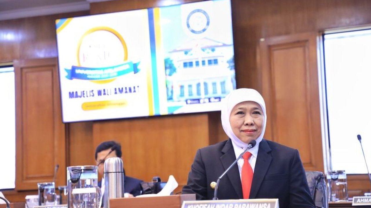Gubernur Khofifah Indar Parawansa menyampaikan selamat dan harapan besar kepada Prof. Madyan yang terpilih sebagai Rektor Unair periode 2025-2030, berharap Unair semakin berprestasi di kancah internasional.