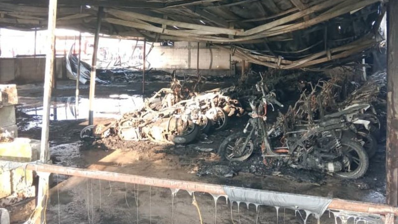 Kebakaran hebat di tempat parkir dekat pabrik HWI Jepara menghanguskan ratusan sepeda motor dan warung makan, diduga akibat ledakan kompor.