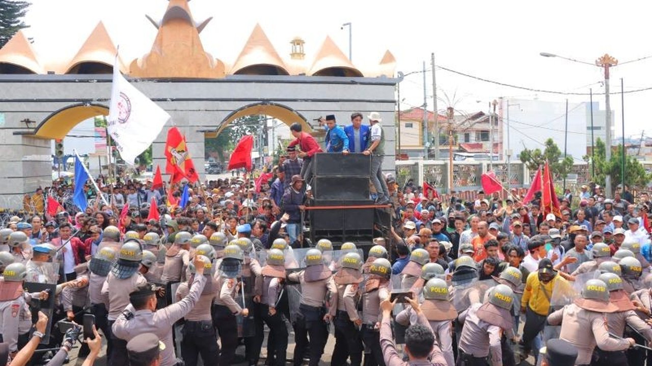 Aksi unjuk rasa ribuan petani singkong di Lampung berakhir ricuh, menyebabkan 10 polisi terluka akibat lemparan batu dan kekerasan.