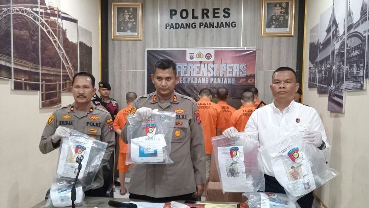 Sepuluh pelaku penyalahgunaan narkoba ditangkap Polres Padang Panjang selama dua bulan terakhir; berbagai jenis narkoba dan sejumlah barang bukti disita.